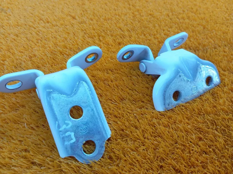 Петля двери