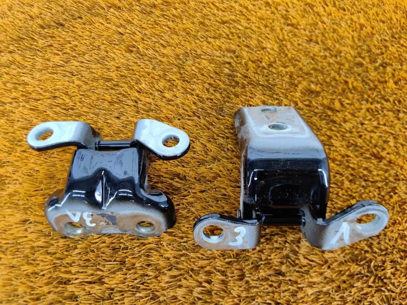 Петля двери