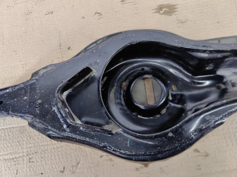 Рычаг подвески нижний