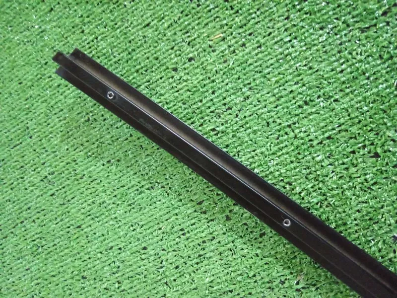 Направляющая стекла двери