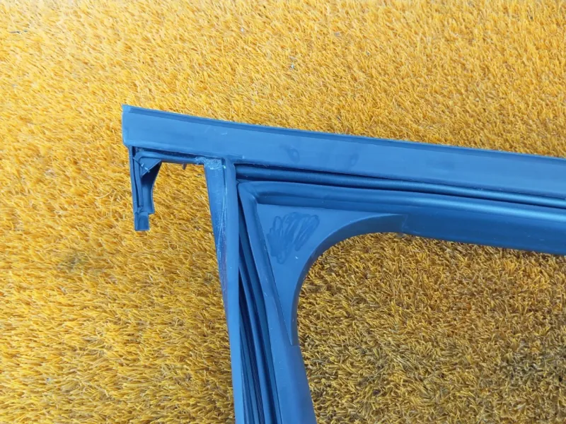 Уплотнитель стекла двери