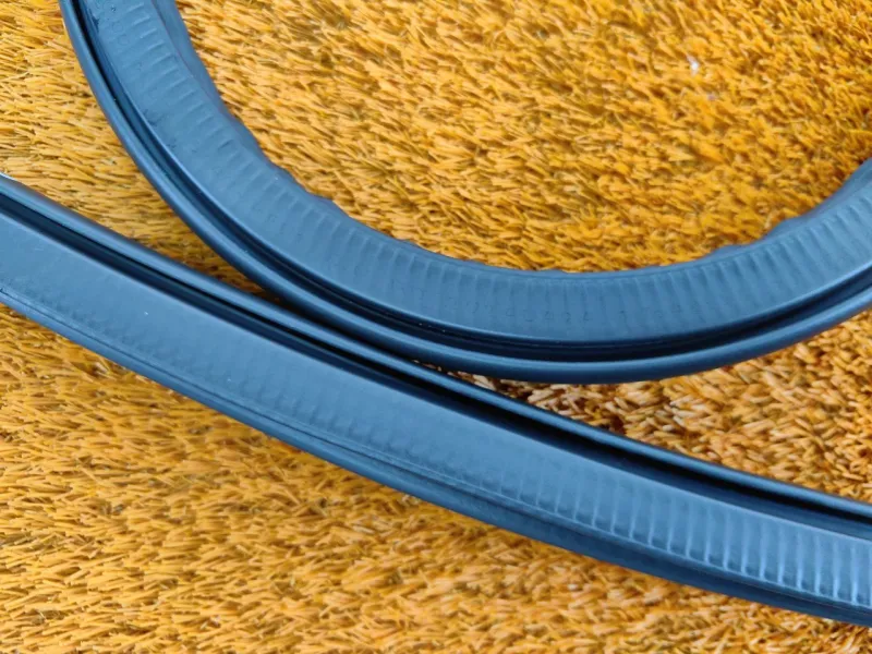 Уплотнитель проема двери