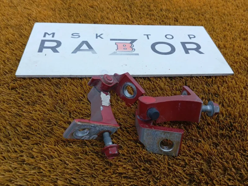 Петля двери