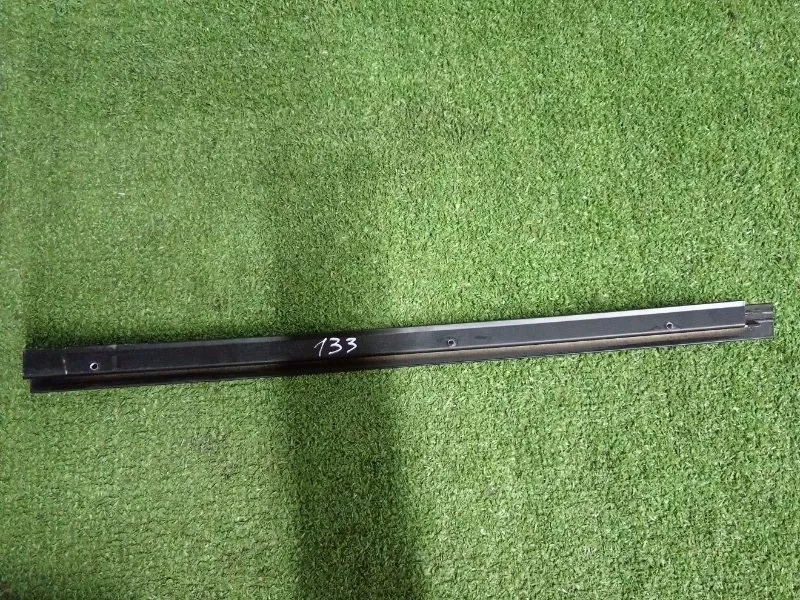 Направляющая стекла двери