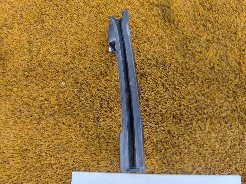 Направляющая стекла двери