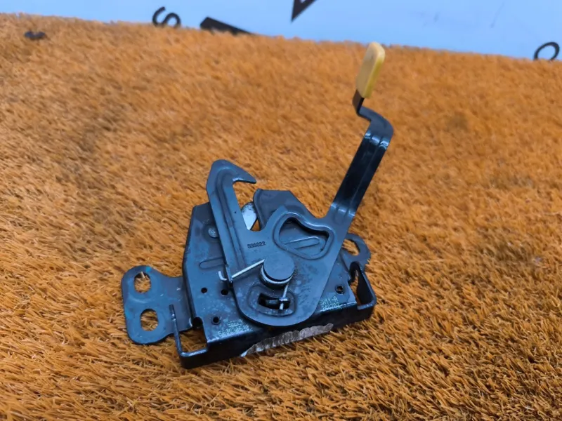 Замок капота