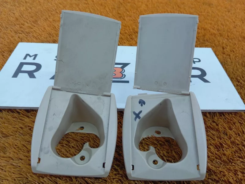 Кронштейн шторки багажника