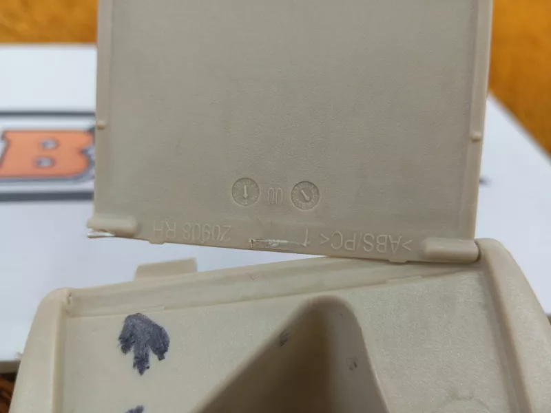 Кронштейн шторки багажника