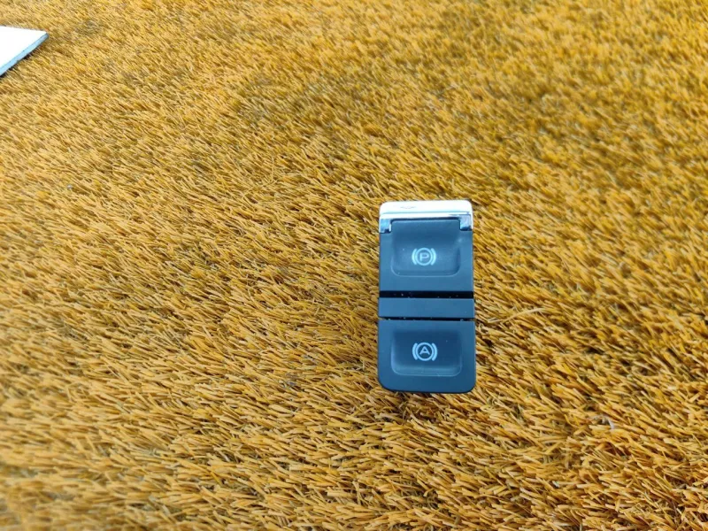 Кнопка стояночного тормоза