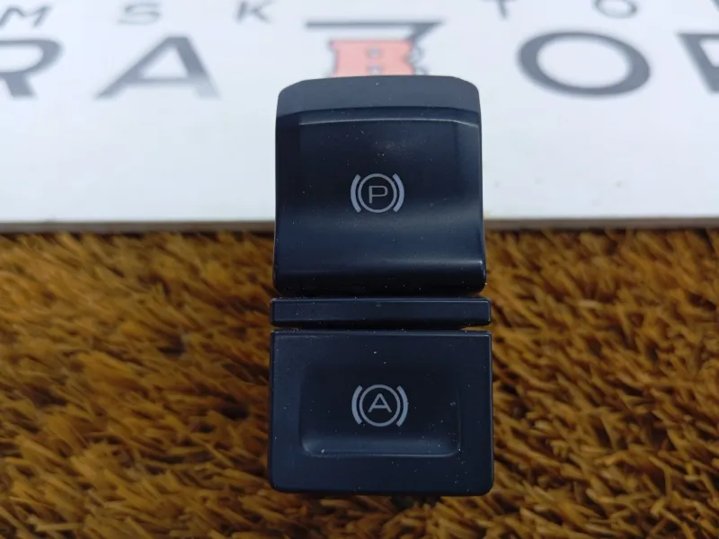 Кнопка стояночного тормоза