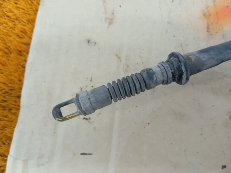 Трос стояночного тормоза