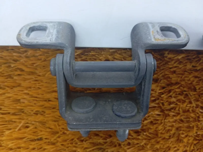 Петля двери багажника