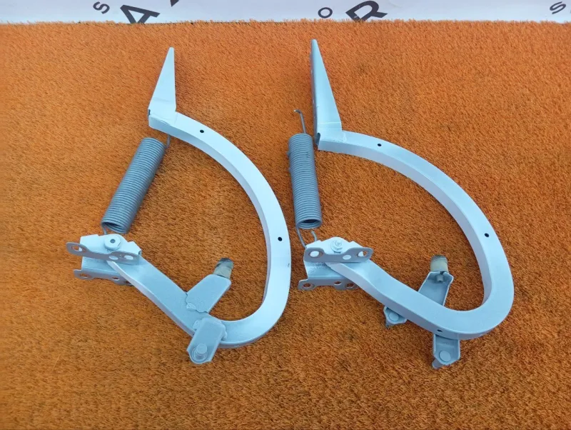 Петля крышки багажника