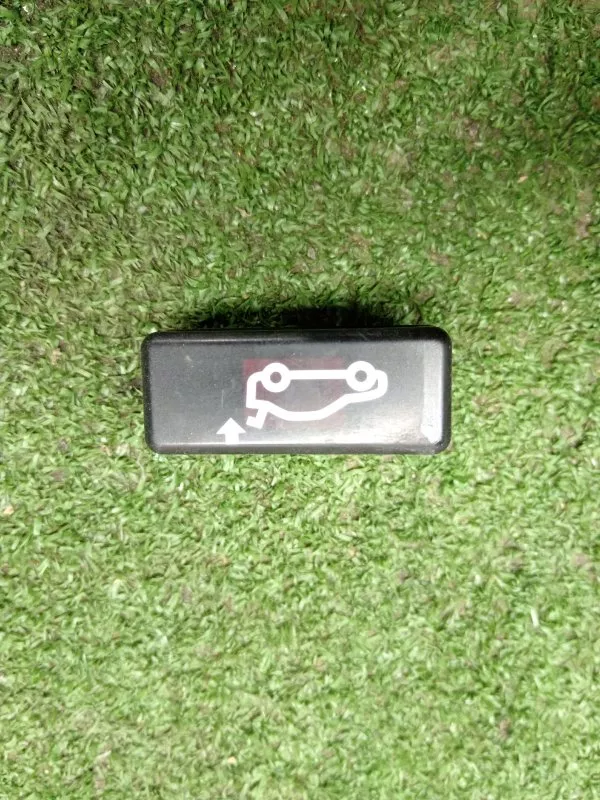 Кнопка открывания багажника