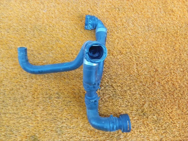 Патрубок системы охлаждения