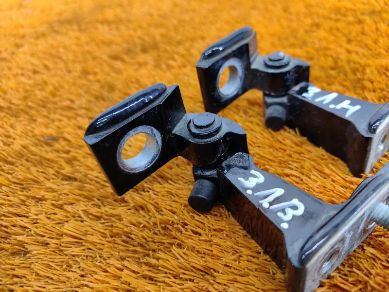 Петля двери