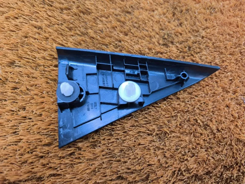 Уголок двери