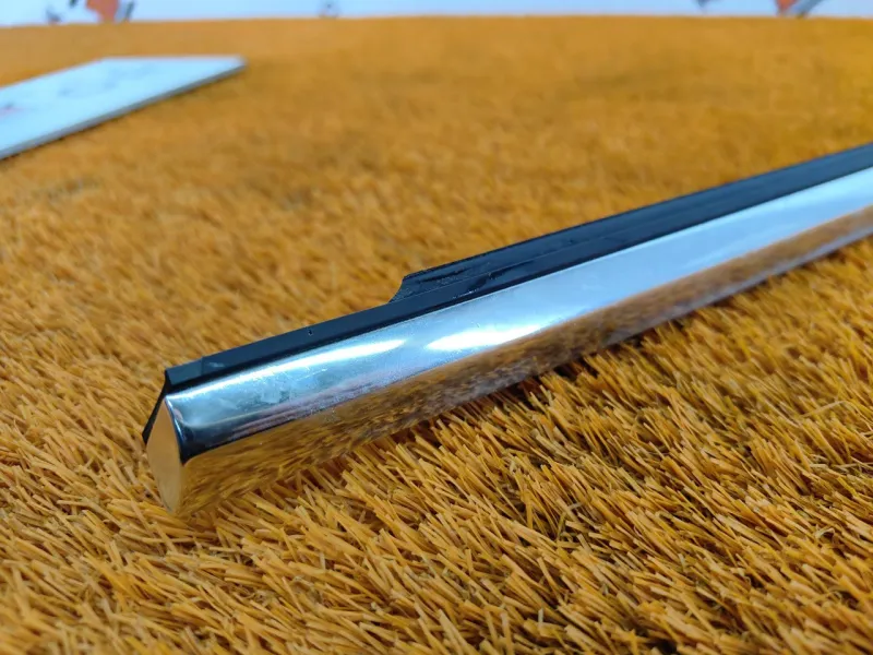 Молдинг стекла