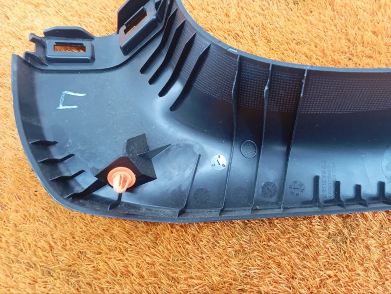 Обшивка крышки багажника