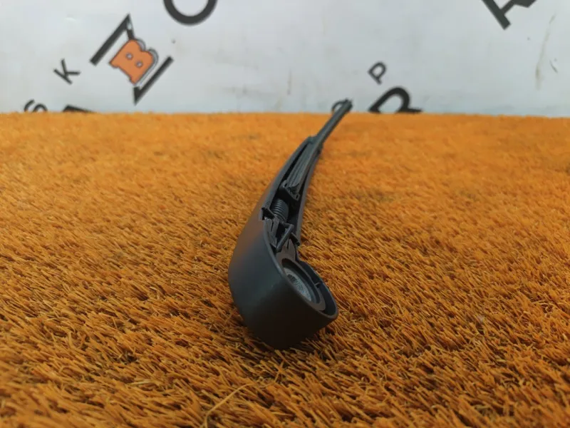 Поводок стеклоочистителя багажника