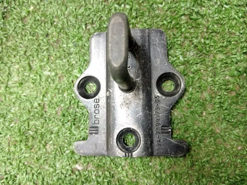 Петля крышки багажника