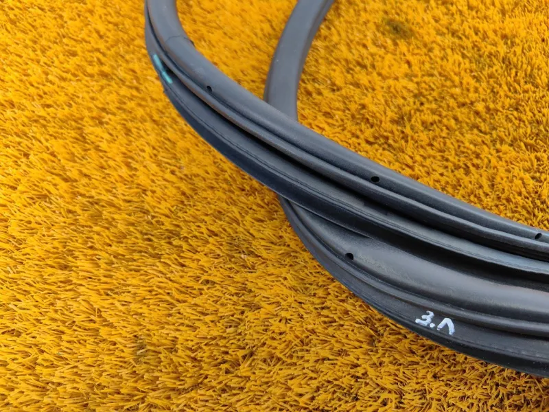 Уплотнитель проема двери