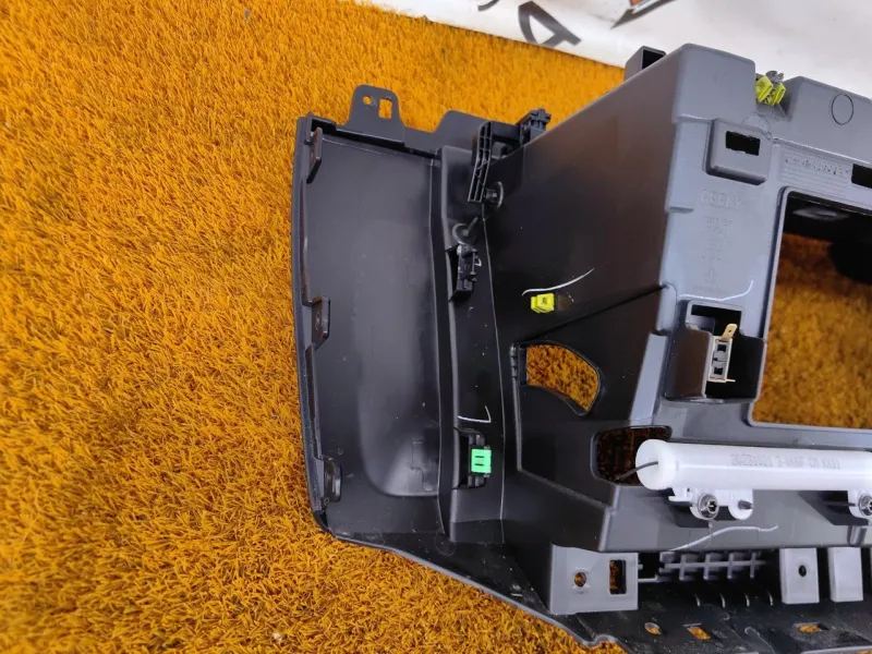 Накладка под бардачком