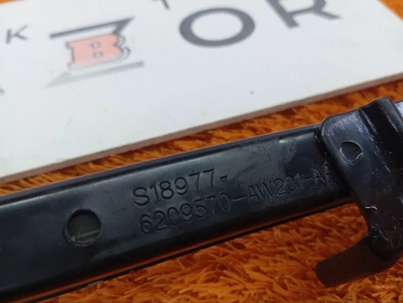 Направляющая стекла двери