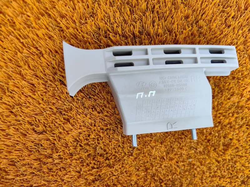 Направляющая стекла двери