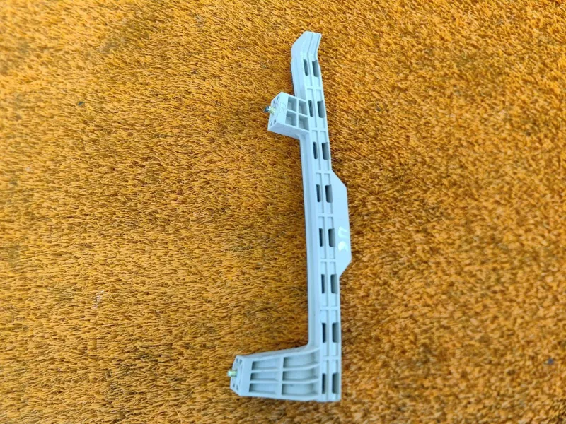 Направляющая стекла двери