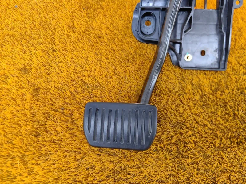 Педаль тормоза