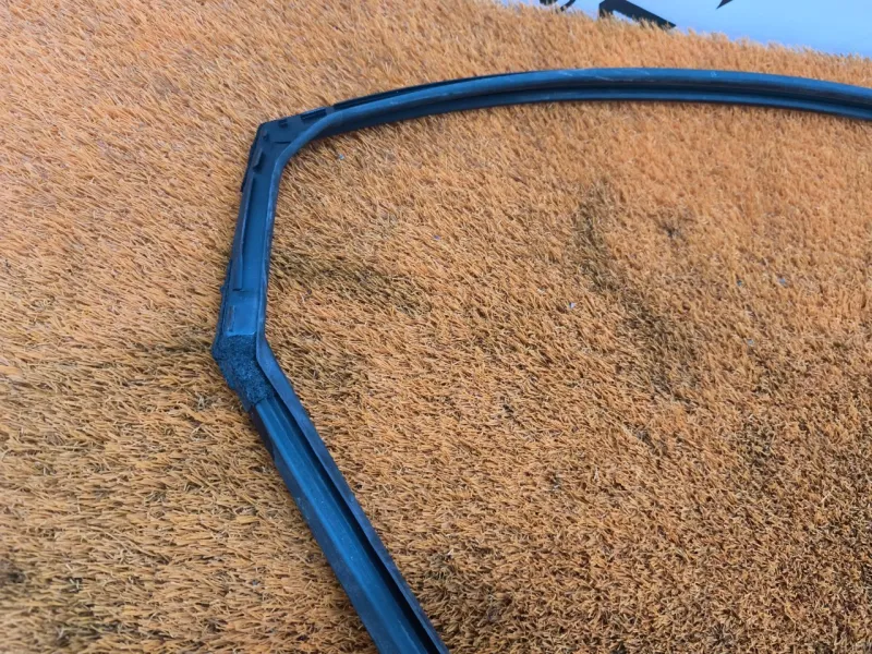 Уплотнитель стекла двери