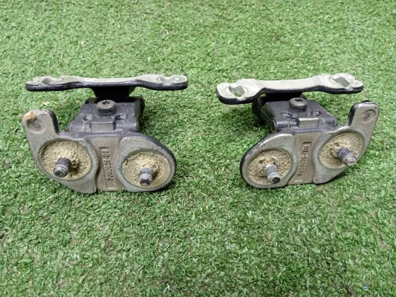 Петля крышки багажника