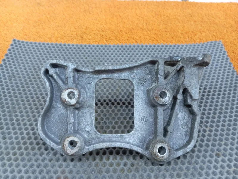 Кронштейн генератора