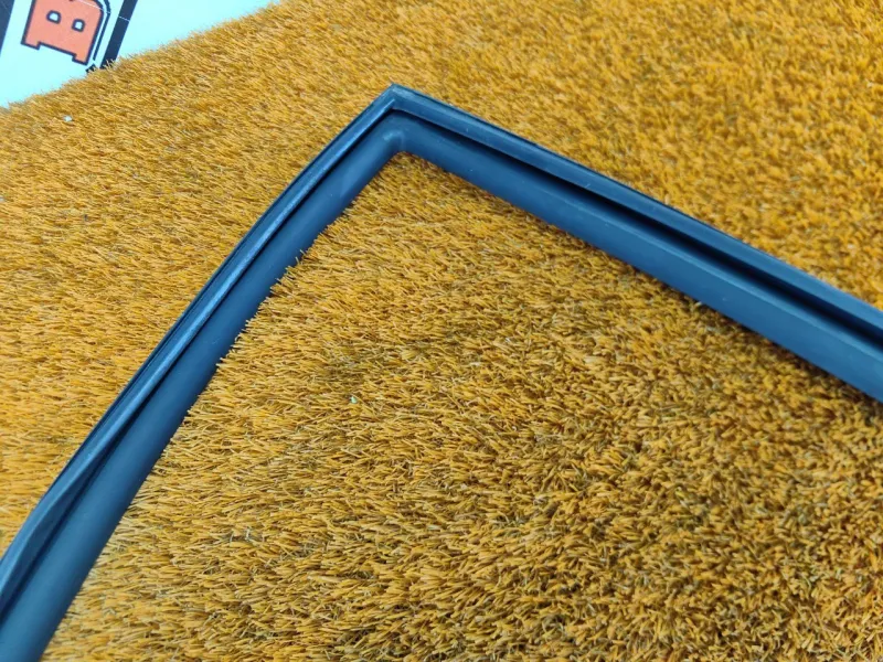 Уплотнитель стекла двери