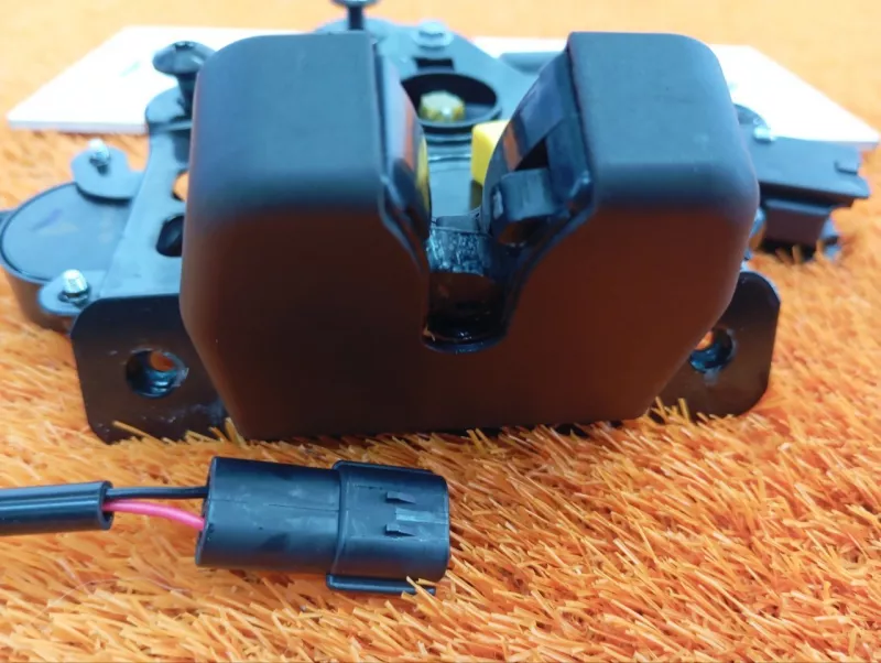 Замок багажника