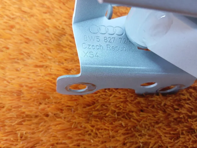 Петля крышки багажника