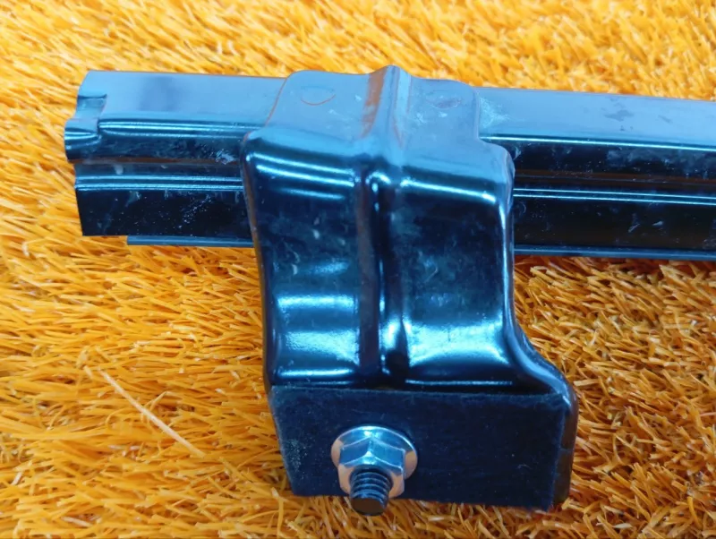 Направляющая стекла двери