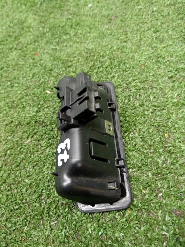 Кнопка открывания багажника BMW 5-Series 2006 51247118158 E60/E61, задняя