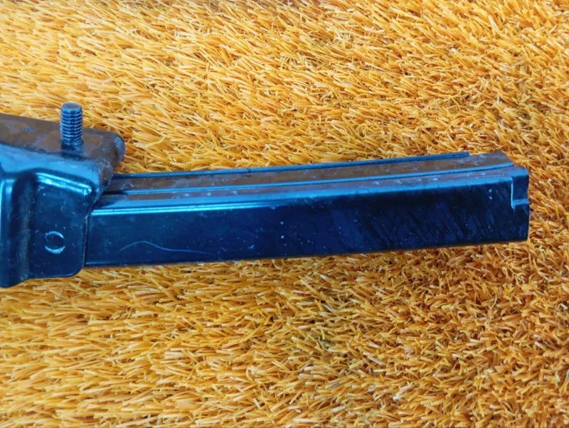 Направляющая стекла двери