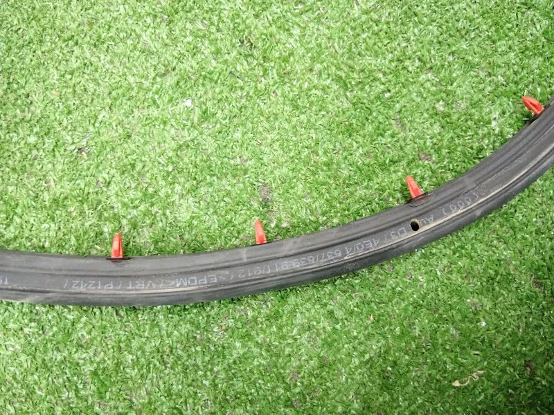 Уплотнительная резинка боковой двери