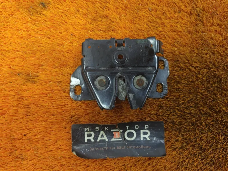 Замок капота