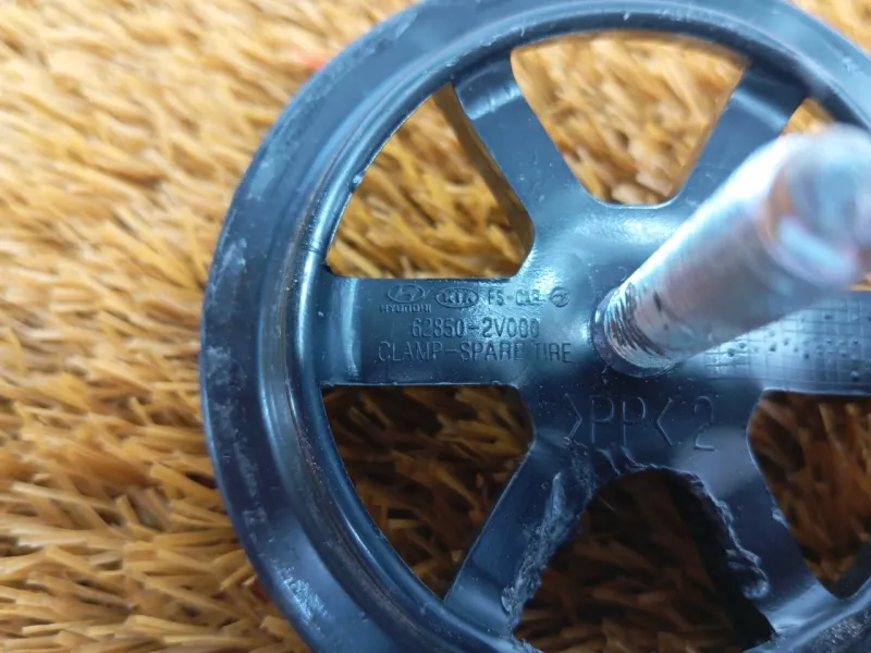 Болт крепления запасного колеса