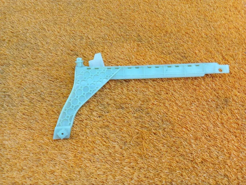 Направляющая стекла двери