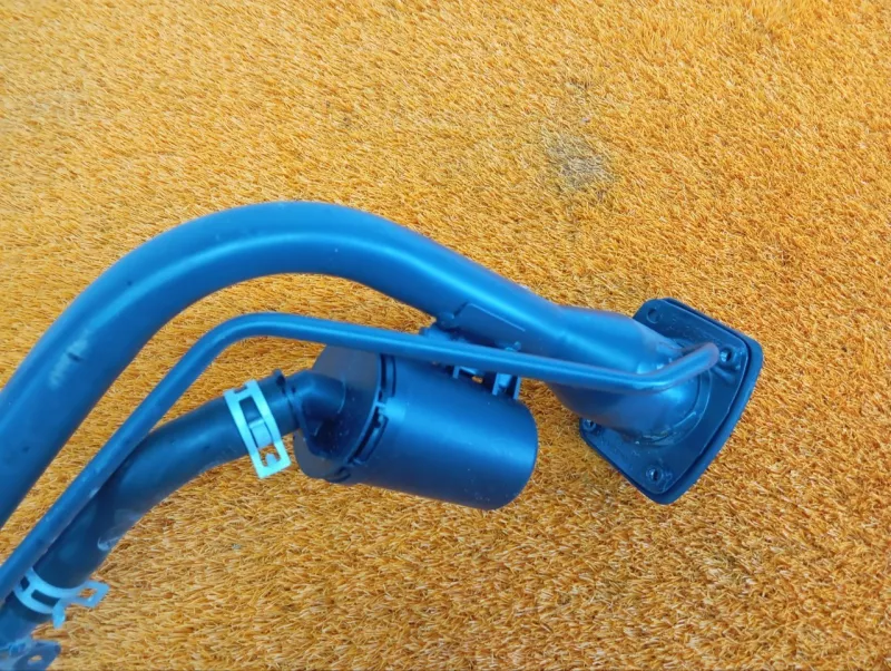 Горловина топливного бака