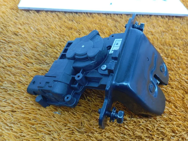 Замок багажника