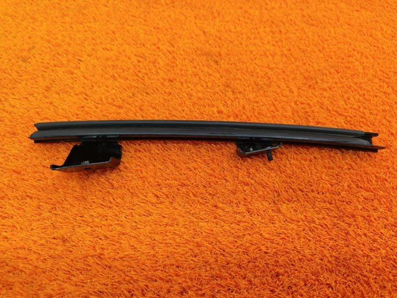 Направляющая стекла двери