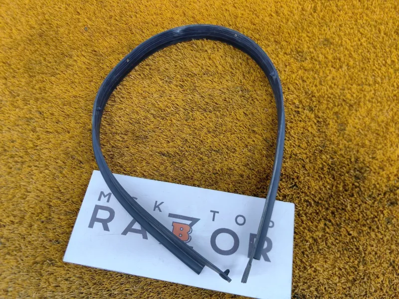 Уплотнитель капота