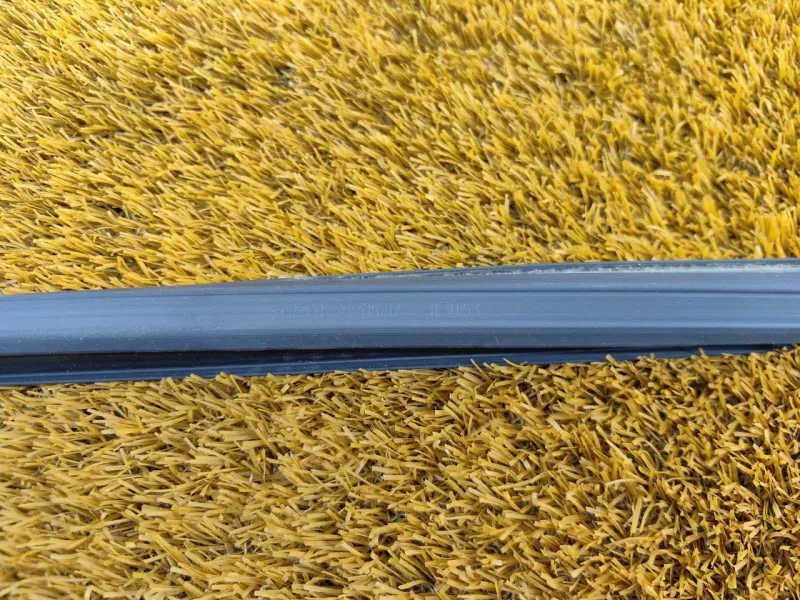 Уплотнитель стекла двери