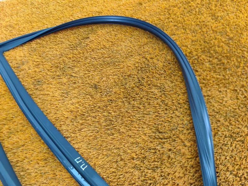 Уплотнитель стекла двери